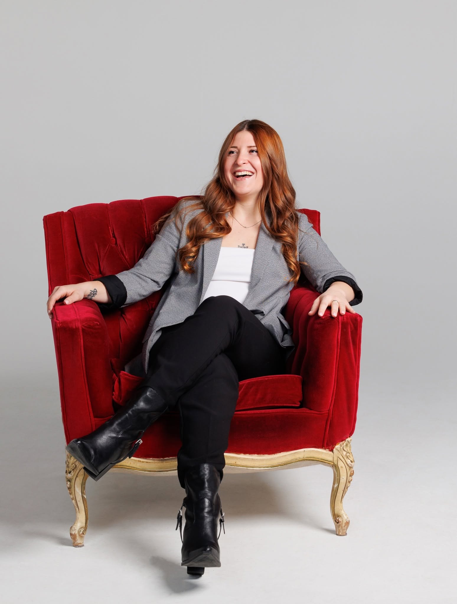 Marilyn Hébert-Jolin, souriante, assise dans un fauteuil